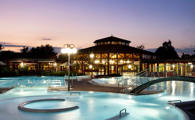 Sonnenhof-Therme Bad Saulgau Nachtaufnahme der Sonnenhof-Therme zur Blauen Stunde
