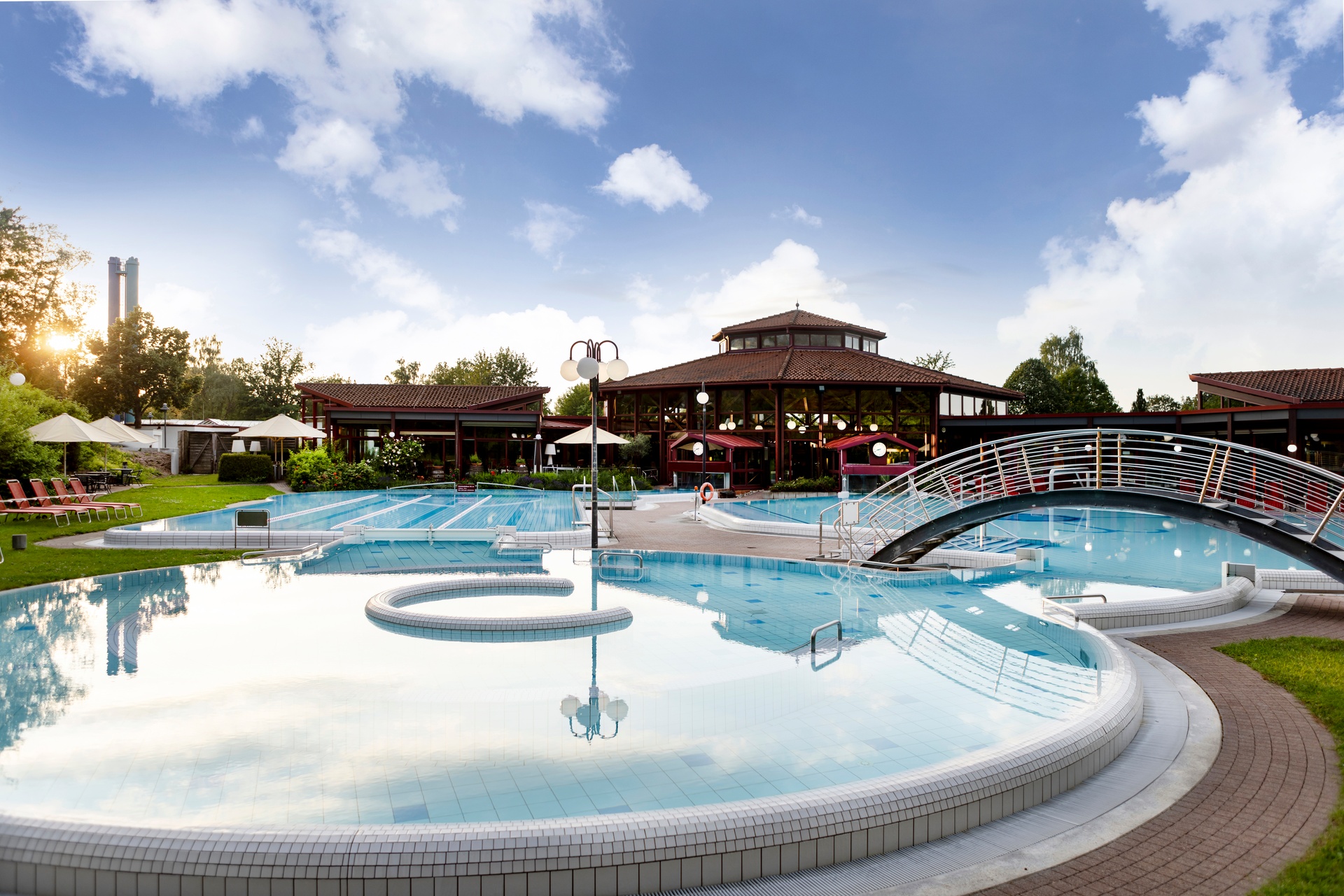 Außenbecken der Sonnenhof-Therme bei Sonnenuntergang Außenbecken der Sonnenhof-Therme bei Sonnenuntergang