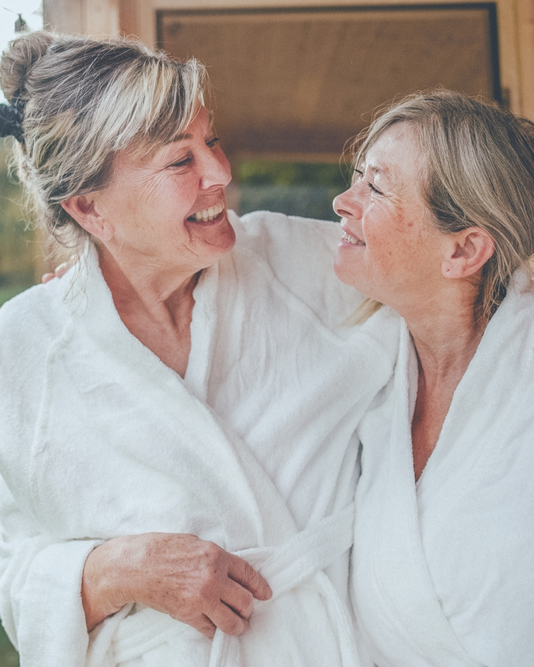 Damensauna in der Sonnenhof-Therme Bad Saulgau Zwei Frauen im Bademantel in der Sonnenhof-Therme Bad Saulgau